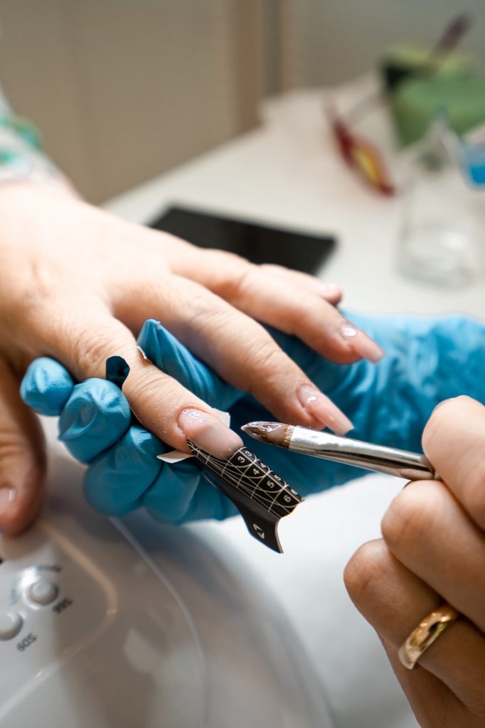 Nİ Beauty Lab'da protez tırnak ve Japon manikür uygulaması yakın plan
