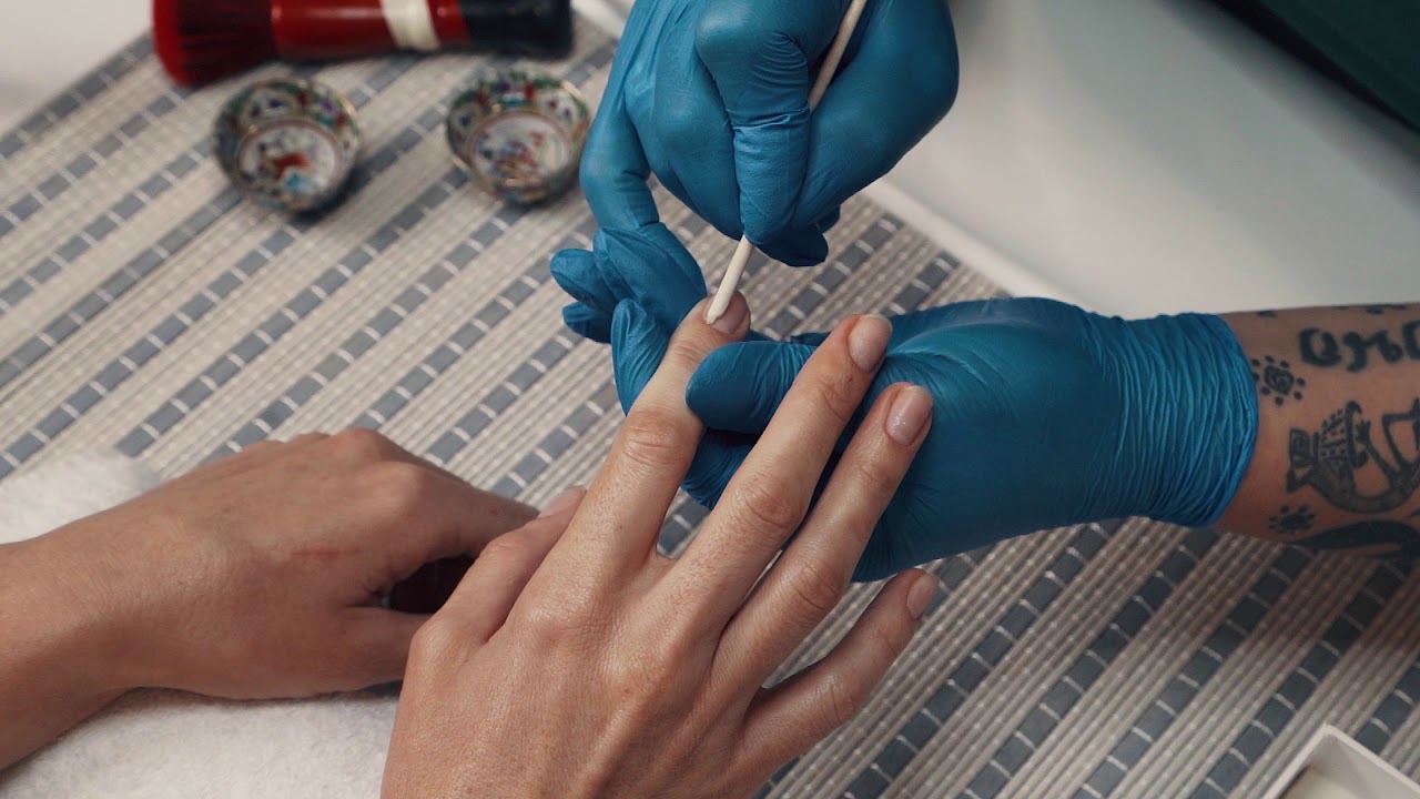 Nİ Beauty Lab'da doğal tırnak bakımı ve Japon manikür uygulaması yakın plan